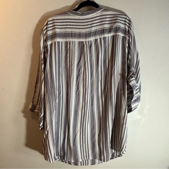 TORRID HARPER Sz 4 (vanity) Blouse Tab Sleeves Stripes Patch Pockets V-Neck - Picture 8 of 8